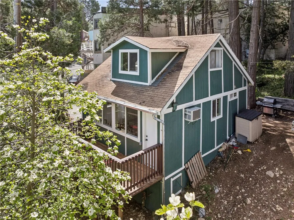 794 Woodland Crestline, CA 92325