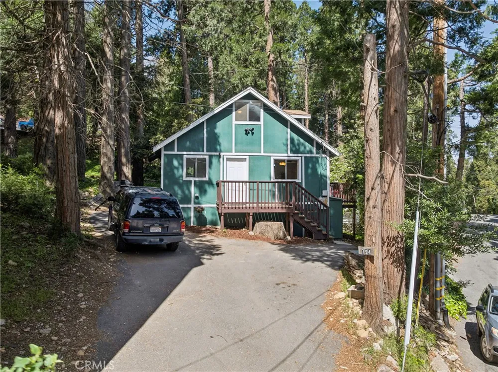 794 Woodland Crestline, CA 92325