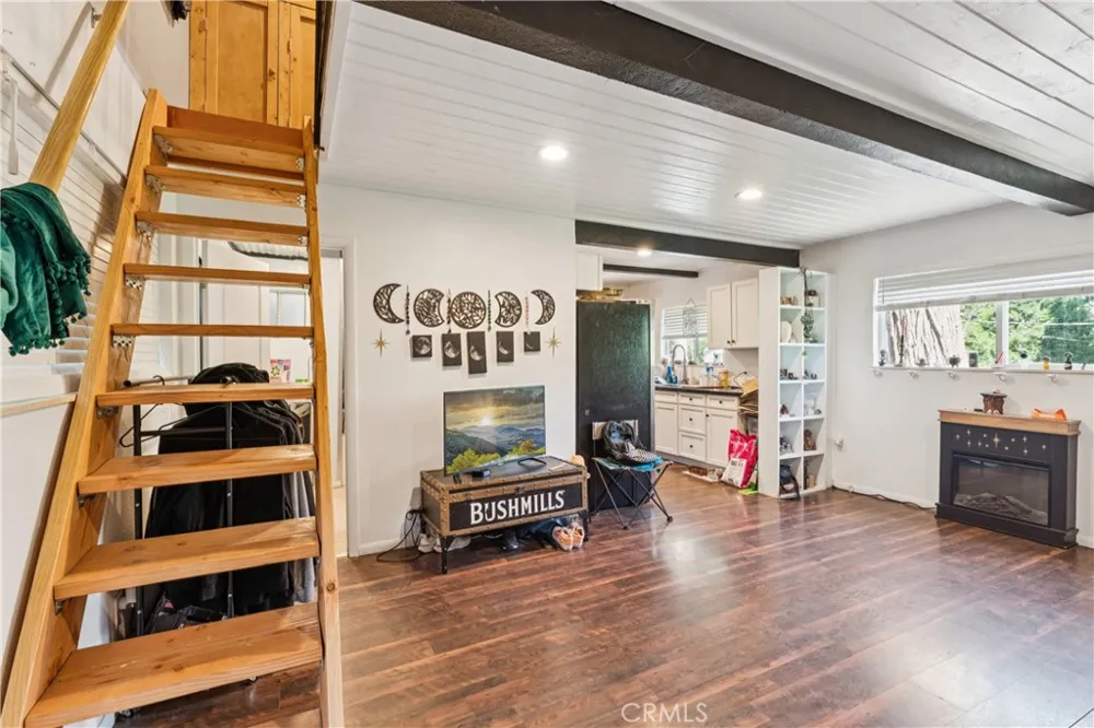 794 Woodland Crestline, CA 92325