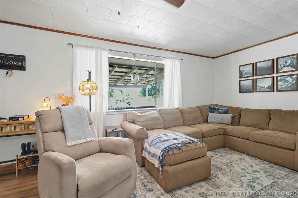 21195 E 760 ROAD Tahlequah, OK 74464