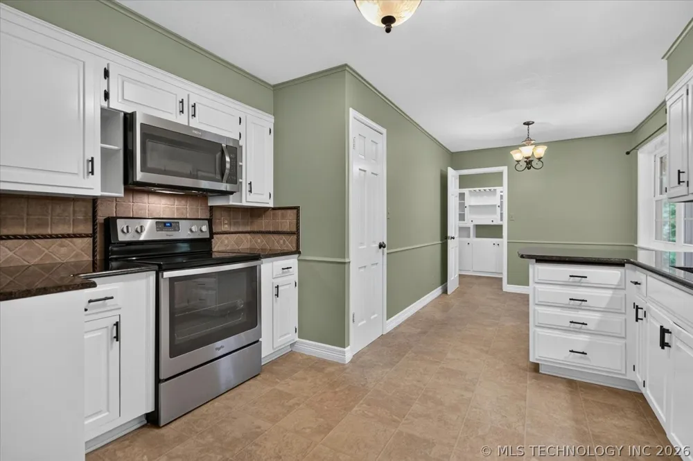 1902 Skyline Place Bartlesville, OK 74006