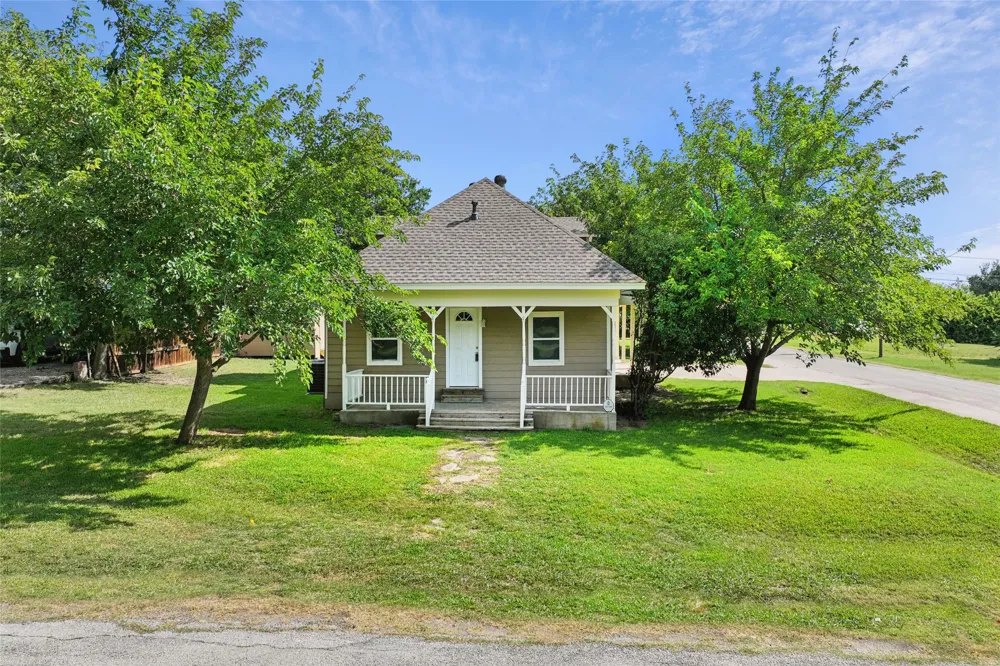 441 W Lake Street Krum, TX 76249