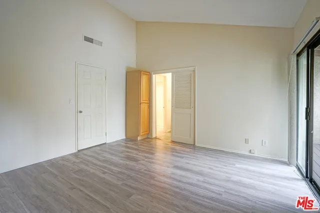 5760 OWENSMOUTH AVENUE #14 Woodland Hills, CA 91367