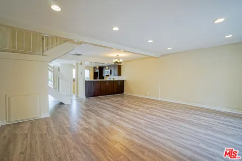 5760 OWENSMOUTH AVENUE #14
