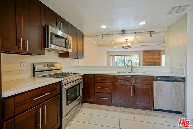 5760 OWENSMOUTH AVENUE #14 Woodland Hills, CA 91367