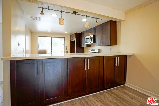 5760 OWENSMOUTH AVENUE #14 Woodland Hills, CA 91367