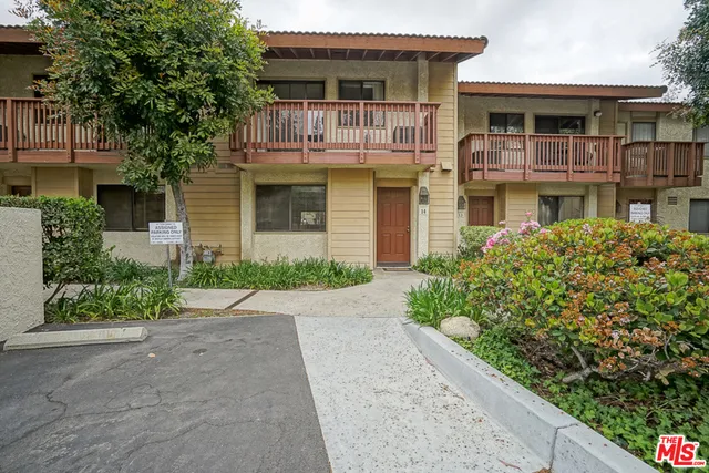 5760 OWENSMOUTH AVENUE #14 Woodland Hills, CA 91367