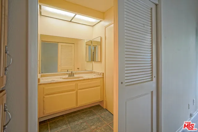 5760 OWENSMOUTH AVENUE #14 Woodland Hills, CA 91367
