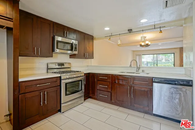 5760 OWENSMOUTH AVENUE #14 Woodland Hills, CA 91367