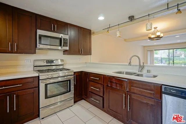 5760 OWENSMOUTH AVENUE #14 Woodland Hills, CA 91367
