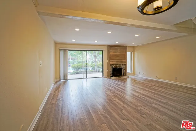 5760 OWENSMOUTH AVENUE #14 Woodland Hills, CA 91367