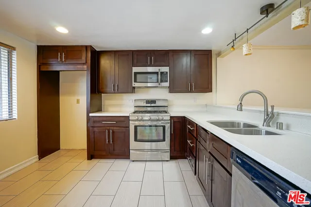 5760 OWENSMOUTH AVENUE #14 Woodland Hills, CA 91367