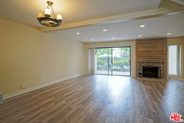5760 OWENSMOUTH AVENUE #14 Woodland Hills, CA 91367