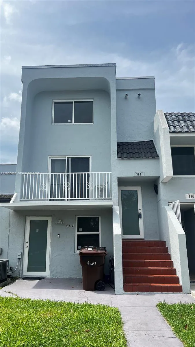 984 W 40th St #2 Hialeah, FL 33012