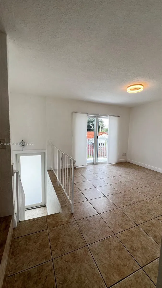 984 W 40th St #2 Hialeah, FL 33012