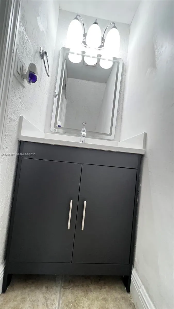 984 W 40th St #2 Hialeah, FL 33012