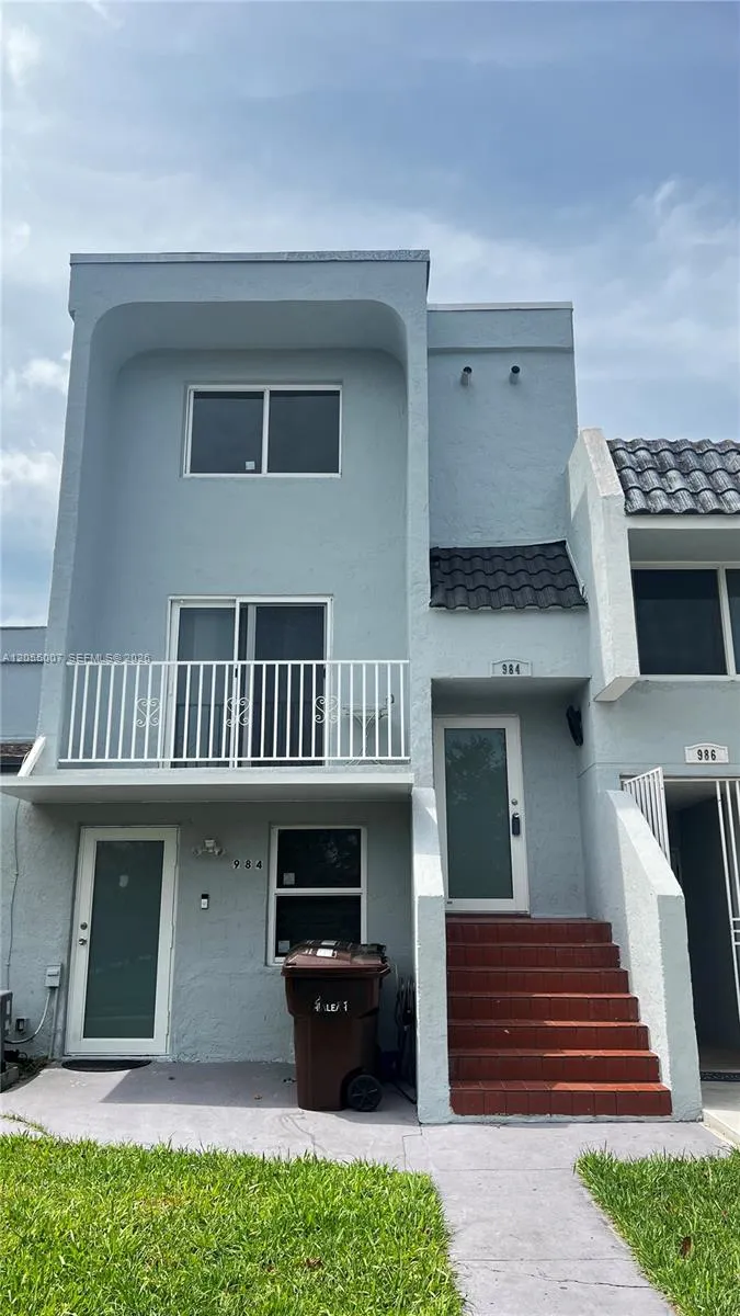 984 W 40th St #2 Hialeah, FL 33012