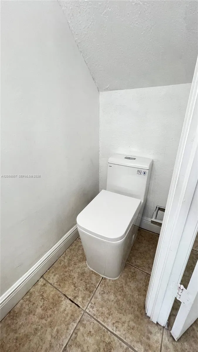 984 W 40th St #2 Hialeah, FL 33012