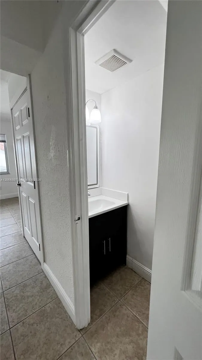 984 W 40th St #2 Hialeah, FL 33012