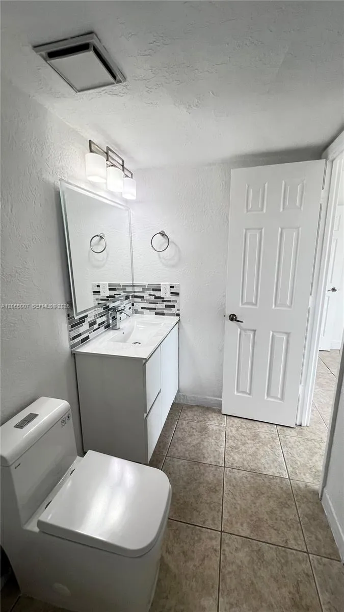 984 W 40th St #2 Hialeah, FL 33012