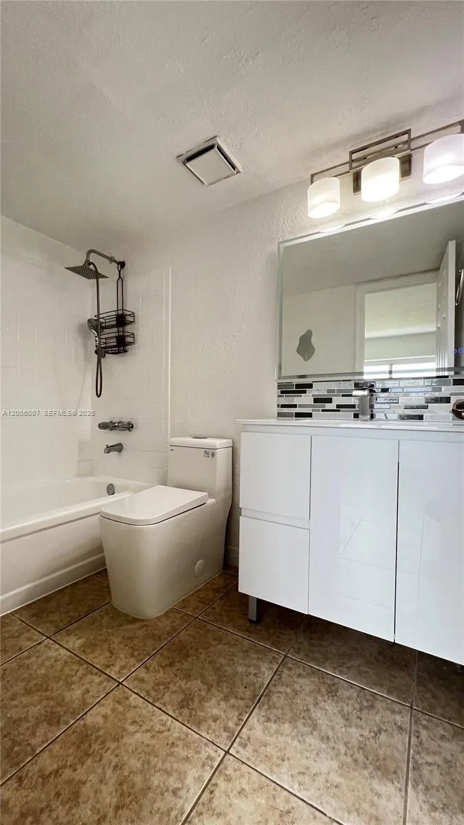 984 W 40th St #2 Hialeah, FL 33012