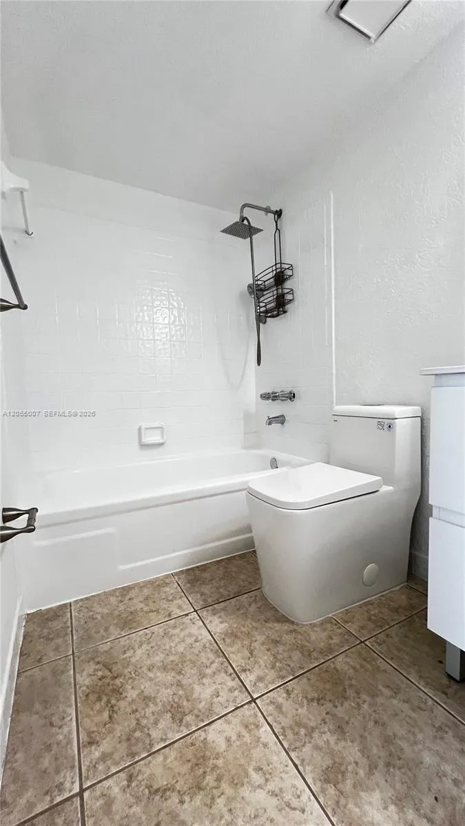 984 W 40th St #2 Hialeah, FL 33012