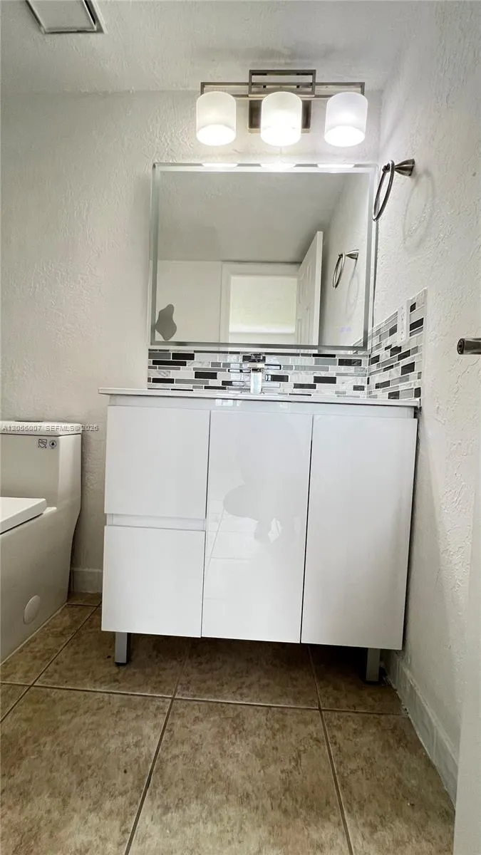984 W 40th St #2 Hialeah, FL 33012