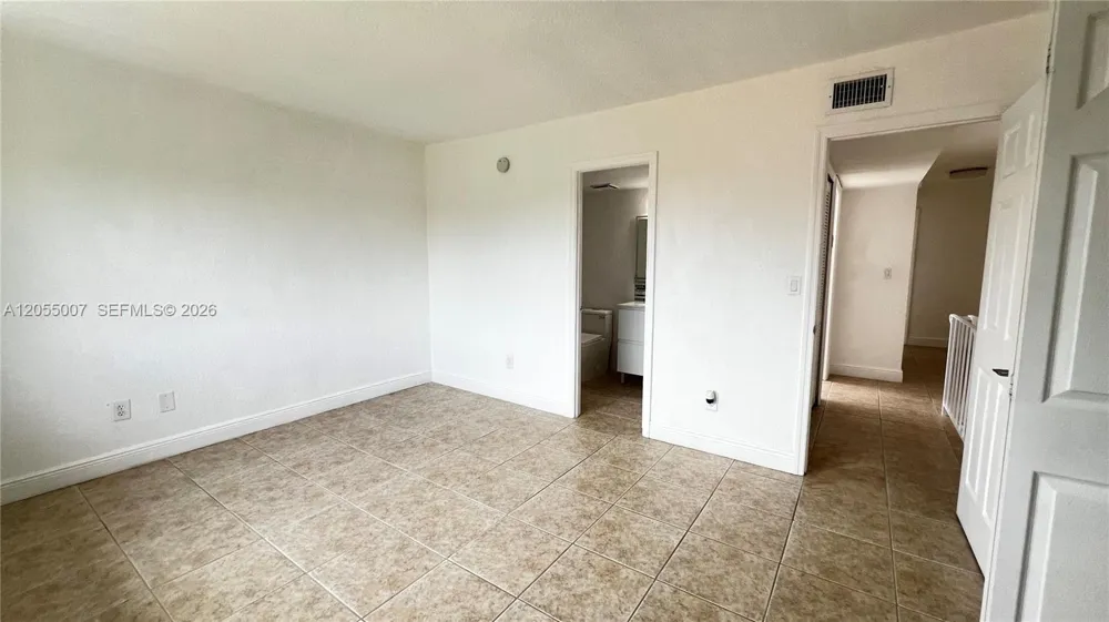 984 W 40th St #2 Hialeah, FL 33012