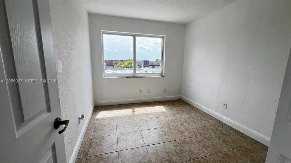 984 W 40th St #2 Hialeah, FL 33012
