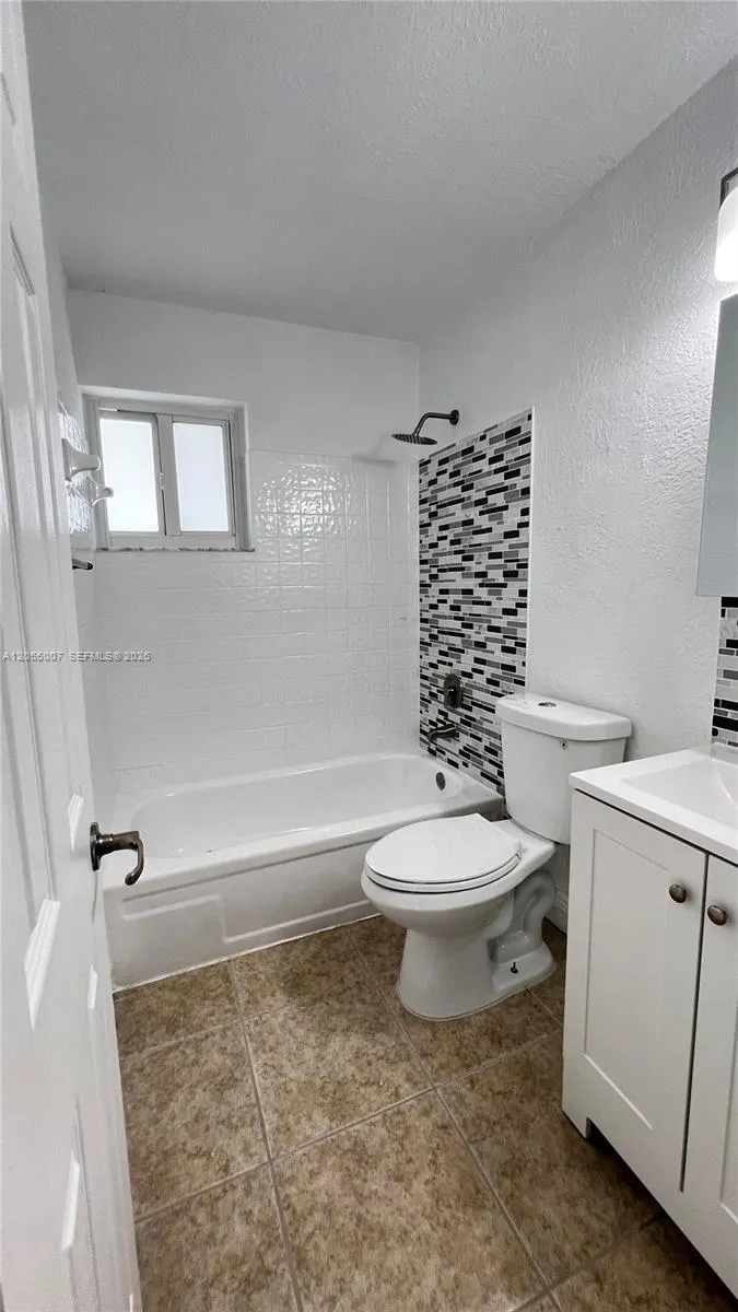 984 W 40th St #2 Hialeah, FL 33012