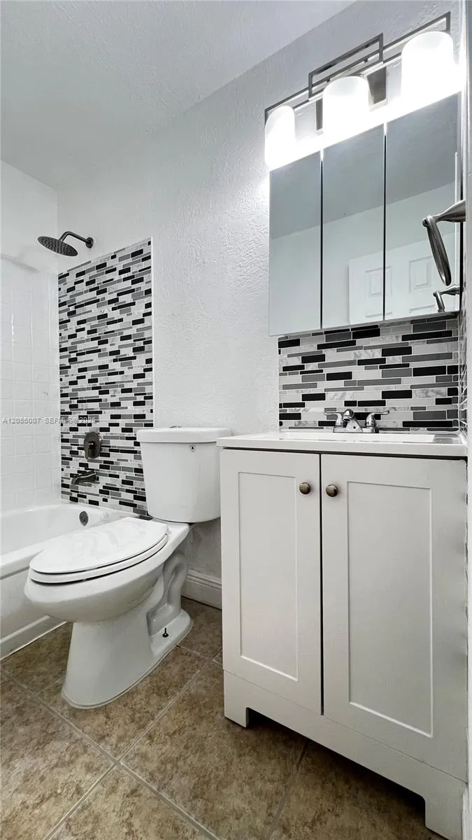984 W 40th St #2 Hialeah, FL 33012