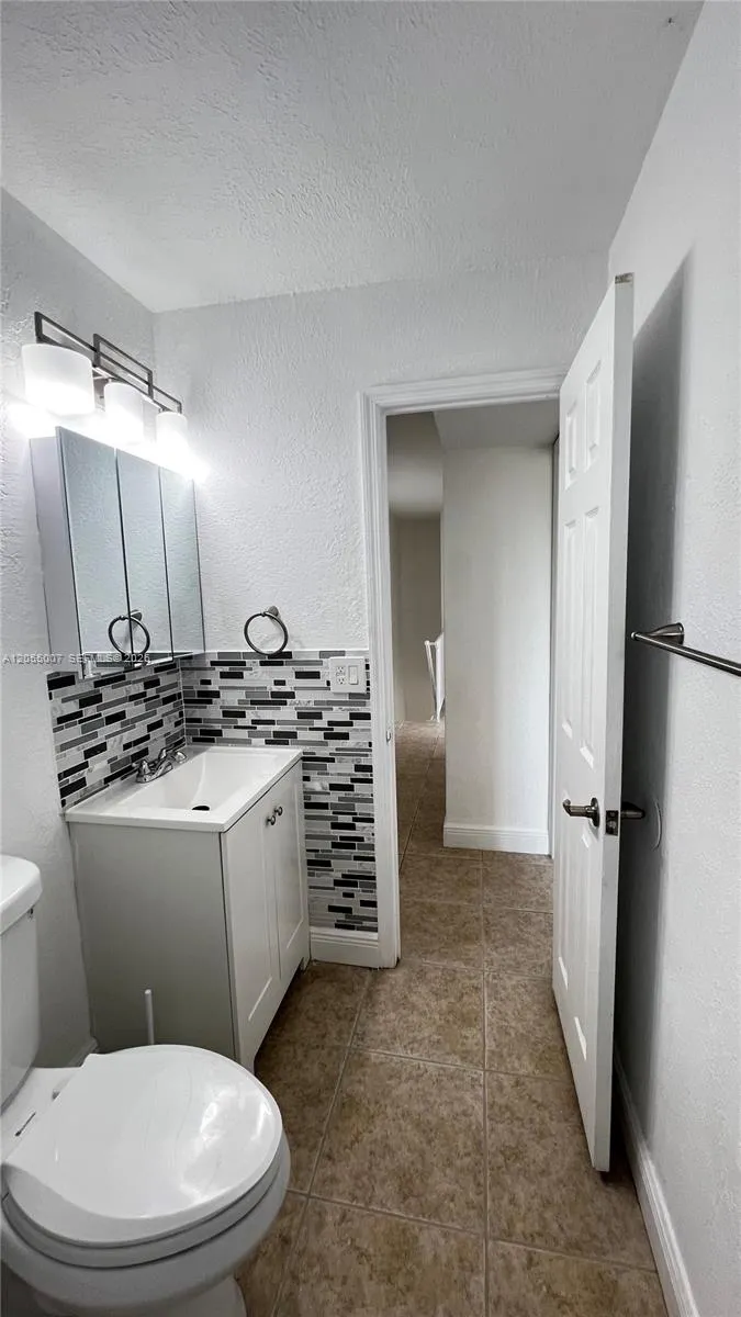 984 W 40th St #2 Hialeah, FL 33012