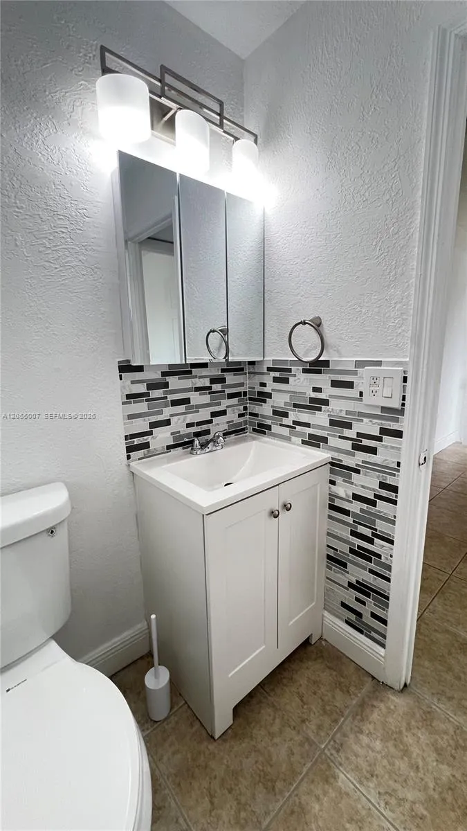 984 W 40th St #2 Hialeah, FL 33012