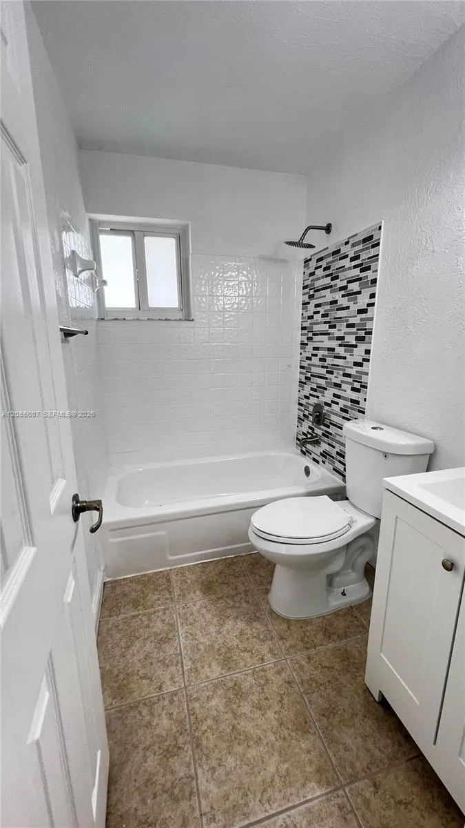 984 W 40th St #2 Hialeah, FL 33012