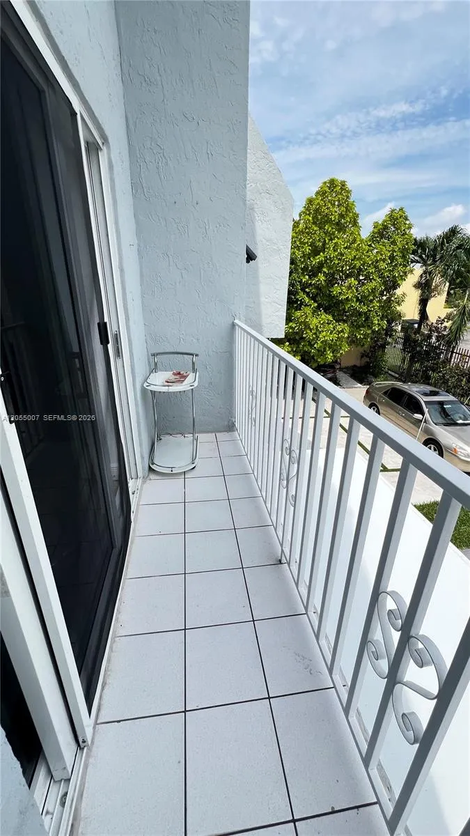 984 W 40th St #2 Hialeah, FL 33012