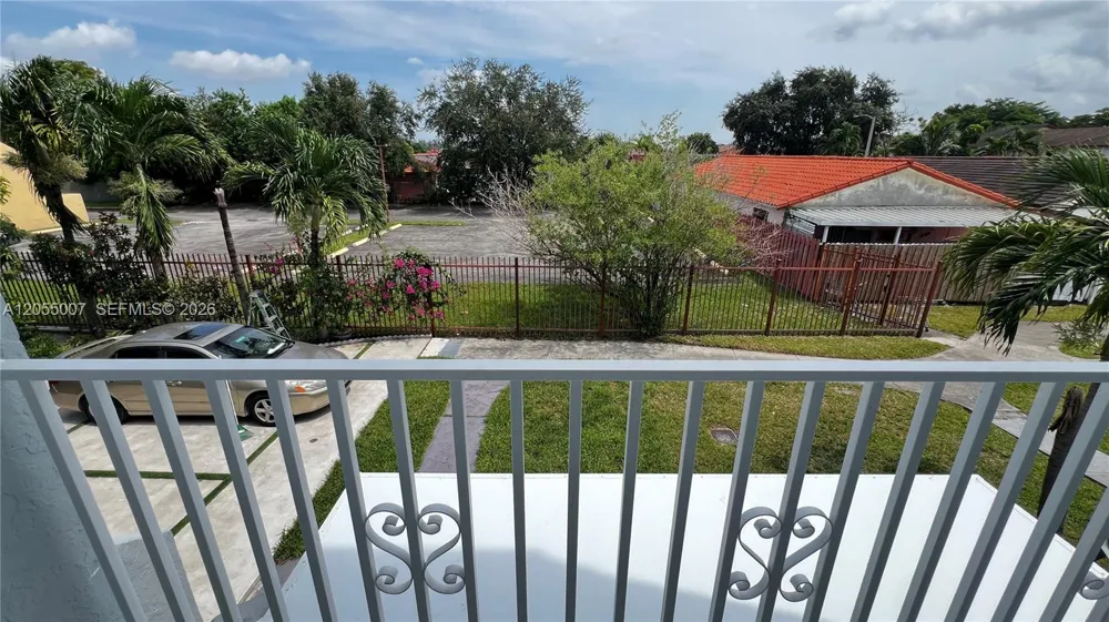984 W 40th St #2 Hialeah, FL 33012