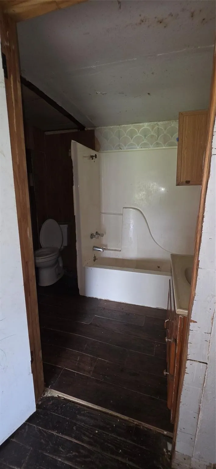 213 W Jackson Street West Columbia, TX 77486
