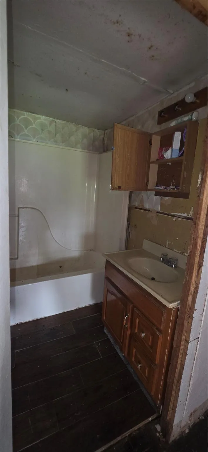 213 W Jackson Street West Columbia, TX 77486