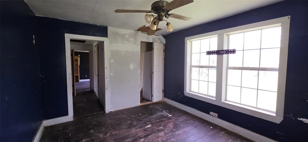 213 W Jackson Street West Columbia, TX 77486