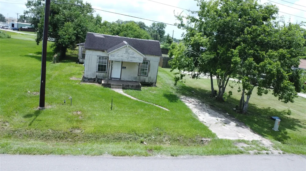 213 W Jackson Street West Columbia, TX 77486
