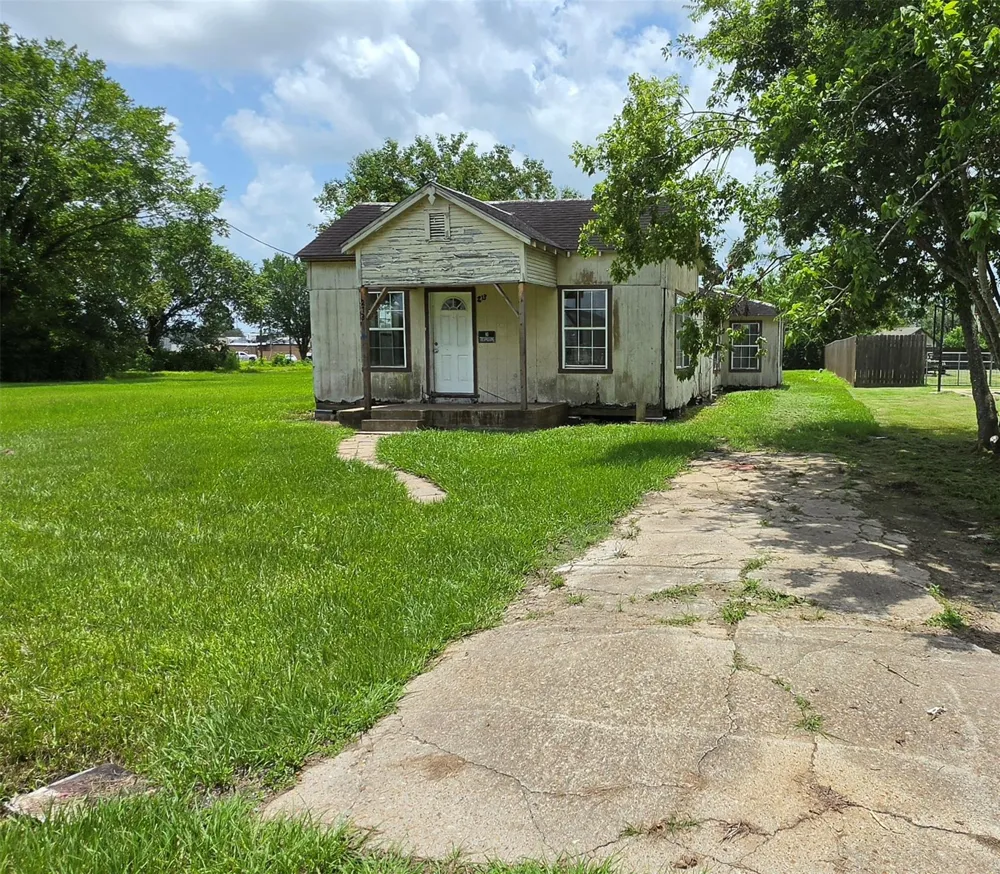 213 W Jackson Street West Columbia, TX 77486
