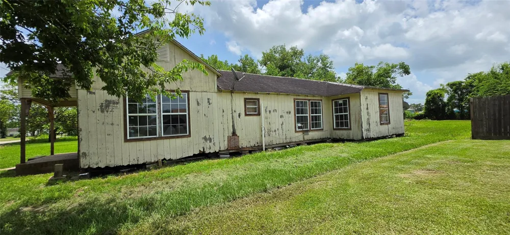 213 W Jackson Street West Columbia, TX 77486