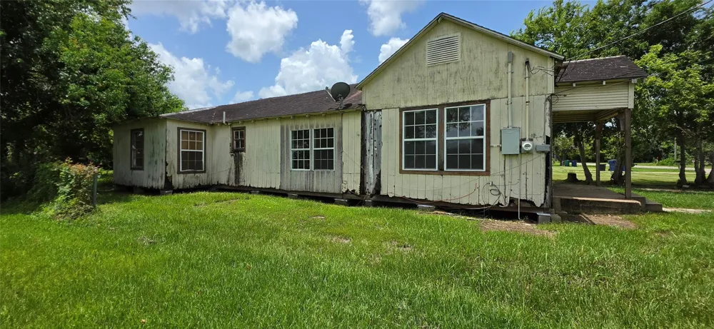 213 W Jackson Street West Columbia, TX 77486