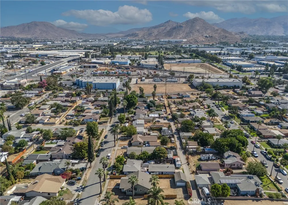 1974 Milton Riverside, CA 92507