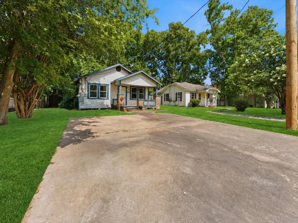 202 S Magnolia Street Highlands, TX 77562