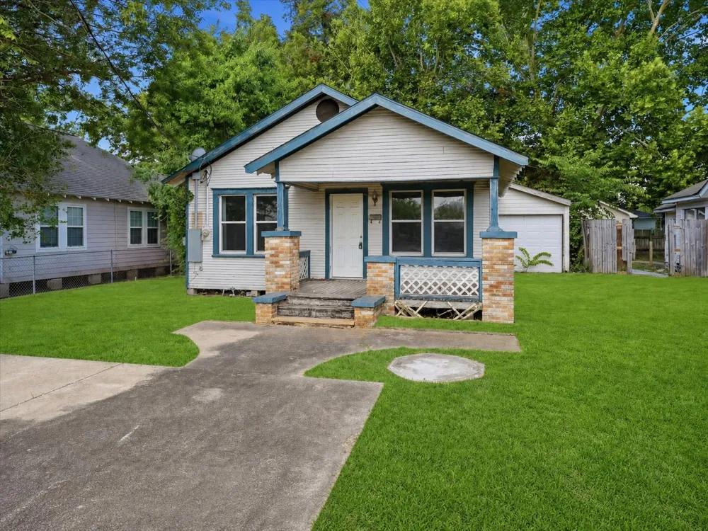 202 S Magnolia Street Highlands, TX 77562