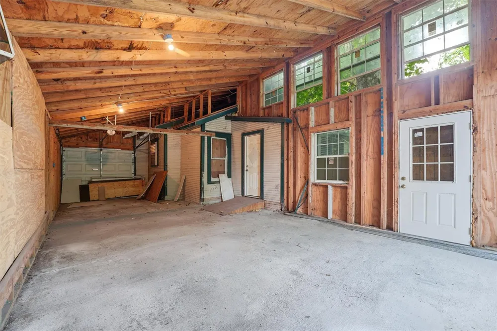 202 S Magnolia Street Highlands, TX 77562