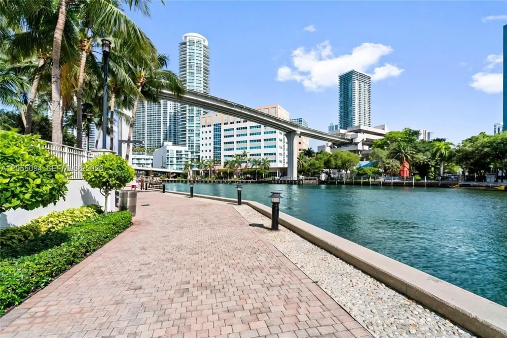 31 SE 5th St #3712 Miami, FL 33131