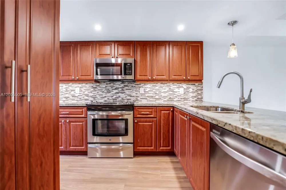 7050 SW 42nd Ct Davie, FL 33314