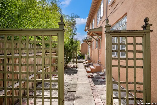111 GRANDVIEW PL Alamo Heights, TX 78209
